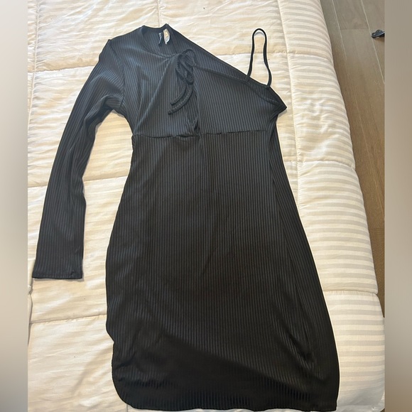 H&M DIVIDED off the shoulder black dress - Picture 1 of 5
